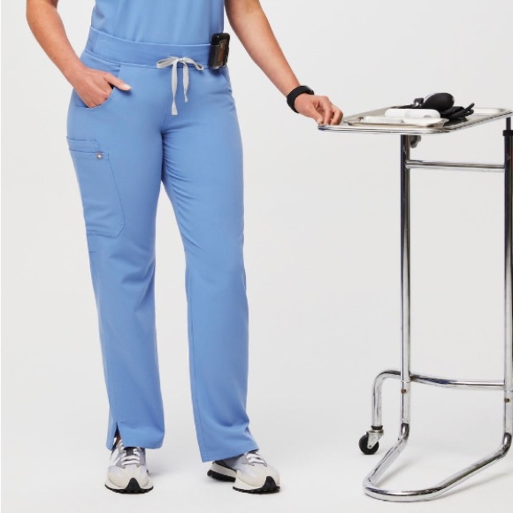 FIGS Ciel Blue Womens Kade Petite Cargo Scrub Pant in Medium